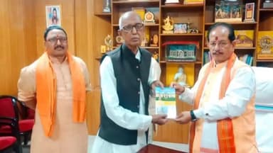 जंदाहा: नेता प्रतिपक्ष विजय सिन्हा ने जंदाहा के 2 लोगों को सौंपी राष्ट्रपति द्रौपदी मुर्मू के अभिभाषण की पुस्तिका