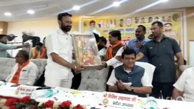 आगरा: फतेहाबाद रोड स्थित होटल में व्यापारी सम्मेलन को आबकारी मंत्री नितिन अग्रवाल ने किया संबोधित,कई विषय पर हुई चर्चा।