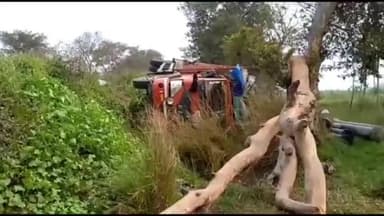 गोंडा: पाइप लदा डीसीएम अनियंत्रित होकर सोहिला के निकट खडड में पलटा बाल-बाल बचे चालक और राहगीर