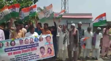 सिरोंज: देहरी में ओलावृष्टि से हुए नुकसान का मुआवजा देने की मांग को लेकर किसानों ने कांग्रेस नेता के साथ दिया धरना