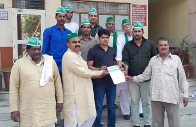 शामली: किसान यूनियन के पदाधिकारियों ने एडीएम को सौंपा ज्ञापन, विद्युत कर्मियों की हड़ताल से हो रही है परेशानियों का समाधान करने