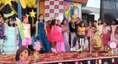 गोंडा: गोण्डा के सेंट जेवियर्स सीनियर सेकेंडरी स्कूल मे दीक्षांत समारोह का हुआ आयोजन छात्राओं द्वारा की गई विभिन्न प्रस्तुतियां