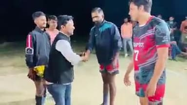 आज अपने गांव सलेमपुर में (डलमऊ) वॉलीबॉल टूर्नामेंट के दौरान खिलाड़ियों का परिचय करते हुए।