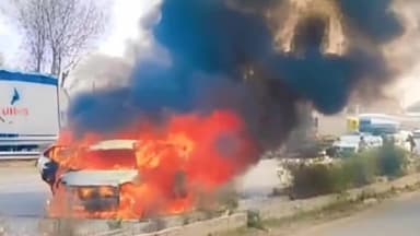 शाहपुरा: राजमार्ग पर कस्बे में खटाणा मार्केट के पास दोपहर में चलती कार में लगी आप