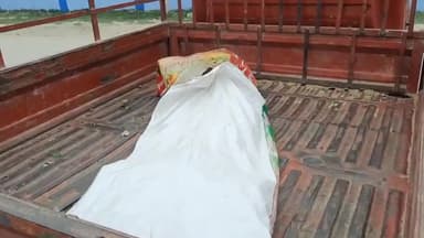 सासाराम: शिवसागर थाने के तहत टोल टैक्स के पास एक ट्रक से ट्रक ड्राइवर का शव हुआ बरामद, परिजनों ने लगाया हत्या का आरोप