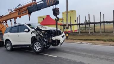 हलसी: कैंदी में एक्सयूवी और स्कूल वैन की टक्कर के बाद दोनों वाहन बुरी तरह से हुए क्षतिग्रस्त, कोई हताहत नहीं