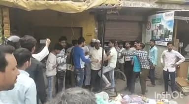 मुरादाबाद: मझोला क्षेत्र में दुकान को लेकर दो पक्षों के बीच हुए विवाद में बाहर फेंका गया दुकान का सामान,  मौके पर पहुंची पुलिस