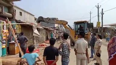 बेतिया: आलोक भारती चौक से जीएमसीएच अस्पताल जाने वाले मुख्य मार्ग को कराया गया अतिक्रमण मुक्त