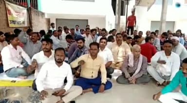 भदोही: भदोही में धरने पर बैठे विद्युतकर्मियों ने मांगें पूरी नहीं किए जाने पर अनिश्चितकालीन धरने की दी चेतावनी