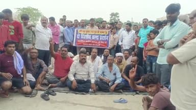 महुआ: कुशहर बाया नदी पुल का मरम्मत कराने की मांग को लेकर ग्रामीणों ने पुल पर दिया दो दिवसीय धरना, जेई के खिलाफ की नारेबाजी