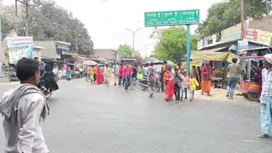 तिलहर: बाईपास चौराहे पर अज्ञात वाहन की टक्कर से मोटरसाइकिल सवार ग्रामीण हुआ चोटिल