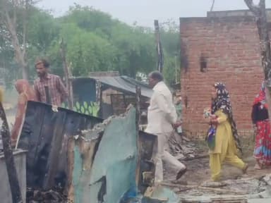 तिलहर: निगोही क्षेत्र के गांव जठिउरा में अग्निकांड की चपेट में आए ग्रामीण परिवारों को आर्थिक सहायता देने पहुंचे पूर्व विधायक।