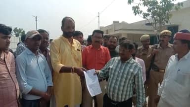 विद्युत आपूर्ति बाधित होने पर शिवगढ़ क्षेत्र के व्यापारियों ने एसडीएम महाराजगंज को सौंपा ज्ञापन