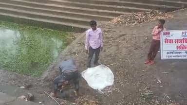 बस्ती: नेहरू युवा केंद्र के 20 सदस्यों ने चैनपुरवा स्थित पौराणिक सूर्य मंदिर परिसर व तालाब को किया साफ