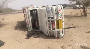 जैसलमेर: बीकानेर रामदेवरा हाईवे मार्ग स्थित राज होटल के पास अनियंत्रित होकर पलटी पिकअप, एक युवक हुआ घायल