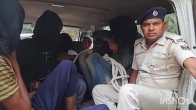 जमुई: पुलिस ने देवघर से 4 और बाबूटोला से एक चोर को दो हथियार एवं चोरी के सामान के साथ किया गिरफ्तार, SP ने दी जानकारी