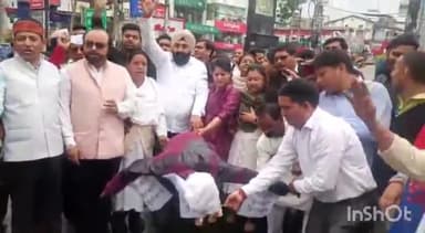 देहरादून: महानगर कांग्रेस ने एश्ले हॉल चौक पर बीजेपी सरकार का पुतला फूंका, राहुल गांधी को जानबूझकर परेशान करने का लगाया आरोप