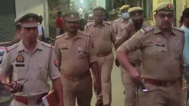 मुरादाबाद: नागफनी थाना प्रभारी ने पुलिस बल के साथ अपराध व अपराधियों पर नियंत्रण रखने के लिए बारादरी पर किया फ्लैग मार्च