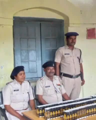 सोनपुर: ट्रेन से लावारिस हालत में अंग्रेजी शराब को सोनपुर जीआरपी ने किया बरामद