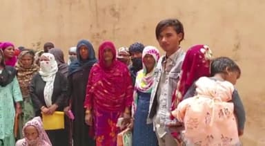 डिबाई: सोमवार को दौलतपुर खुर्द की सैकड़ों महिलाओं और ग्रामीणों ने की डिबाई SDM से राशन डीलर की शिकायत, राशन नहीं देने का आरोप