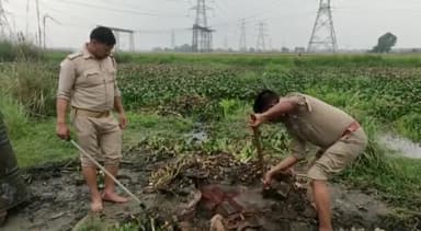 गाज़ियाबाद: आबकारी विभाग की टीम ने हिंडन खादर में 10 लीटर कच्ची शराब 400 किलोग्राम लहन किया बरामद, लहन मौके पर किया नष्ट