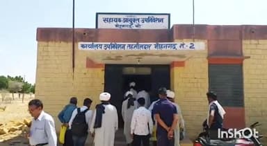 जैसलमेर: मोहनगढ़ क्षेत्र में हुए जमीन घोटाले को लेकर किसानों ने सहायक आयुक्त मोहनगढ़ को सौंपा ज्ञापन जांच की  मांग