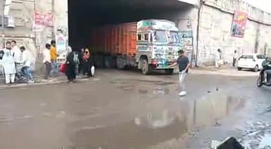 मुरादाबाद: दलपतपुर ओवर ब्रिज के पास के टूरिस्ट बस ने मारी बाइक मे टक्कर बाइक सवार की मौके पर ही मौत बॉडी को पीएम के लिए भेजा