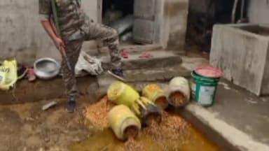 बरकागाँव: उत्पाद विभाग एवं बड़कागांव पुलिस ने बड़कागांव में शराब माफियाओं पर की कार्रवाई, 750 किलो महुआ व 80 लीटर शराब की गई ज़ब्त