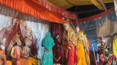 धनघटा: खिरिया गांव में रुद्र महायज्ञ के पांचवे दिन हो रहे रामलीला में धनुष यज्ञ की लीला को देखकर भावविभोर हुए दर्शक