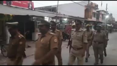 इकौना: एसपी के निर्देश पर थाना अध्यक्ष पंकज कुमार ने कटरा कस्बे में पैदल गश्त कर दिलाया सुरक्षा का अहसास