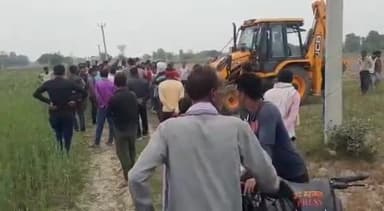 महसी: बभनौटी शंकरपुर में न्यायालय के आदेश पर बुलडोजर के साथ भारी पुलिस बल व राजस्व टीम पहुंची सैकड़ों बीघा जमीन खाली कराने।