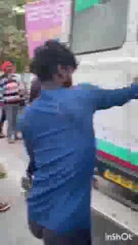 अंबिकापुर: सड़क दुर्घटना में पहुंची 108 एंबुलेंस का नहीं खुला दरवाजा घायलों को जिला अस्पताल ले जाने पहुंची थी एंबुलेंस।