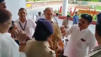 हुज़ूर: फसल मुआवजे के लिए भोपाल विधानसभा के अंदर गेहूं की बालियां लेकर जा रहे कांग्रेस विधायकों को सुरक्षाकर्मियों ने रोका