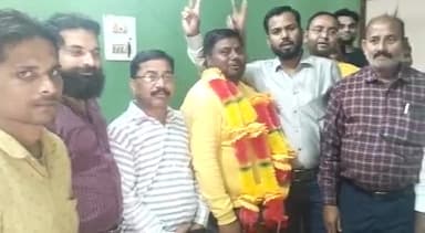 *भाजपा समर्थित प्रत्याशी शिवम जायसवाल बने अध्यक्ष*


कलीनगर।नगर पंचायत कलीनगर साधन सहकारी समिति में रविवार को सभी नव निर