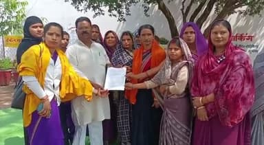 कुरवाई में आशा उषा कार्यकर्ताओं ने अपनी समस्याओं के निराकरण हेतु पूर्व विधानसभा कांग्रेस प्रत्याशी सुभाष बोहत एडवोकेट को ज्ञापन सौंपा एवं समस्याओं के निराकरण में 
सहयोग की मांग की ।