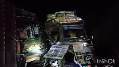 लखीसराय: मानो बोरना गांव के बीच NH 80 पर दो ट्रकों की टक्कर में एक ट्रक चालक इंजन के अंदर 2 घंटे तक फंसा रहा, घायल की हालत नाजुक