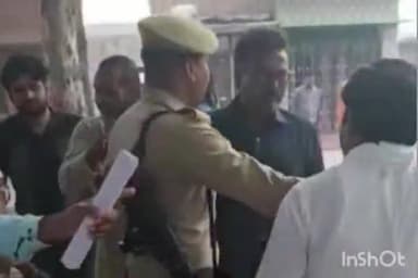 बरेली: हाफिजगंज क्षेत्र में साधन सहकारी समिति चुनाव में फर्जी मतदान को लेकर पूर्व मंत्री भगवत व विधायक के समर्थक आपस में भिड़े