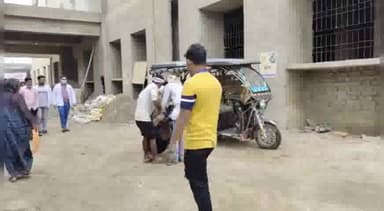 कटिहार: फकर तकिया में नशा खुरानी गिरोह का शिकार हुए व्यक्ति को पुलिस ने उपचार हेतु सदर अस्पताल में कराया भर्ती