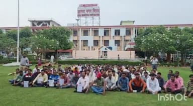 आगरा: आगरा नगर निगम कार्यालय में सेवारत कर्मियों ने रोजगार समाप्त होने पर दिया धरना