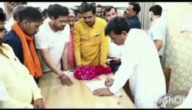 ग्वालियर गिर्द: गांधी रोड स्थित अपने निवास पर उद्यानिकी मंत्री भारत सिंह कुशवाहा ने सुनी लोगों की समस्याएं