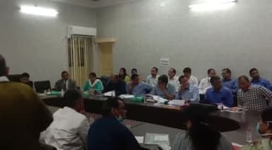 बड़गांव: संभागीय आयुक्त ने आरएनटी मेडिकल कॉलेज सभागार में राजस्थान मेडिकल रिलीफ सोसायटी की मीटिंग ली