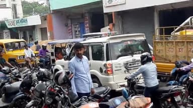 हाजीपुर हॉस्पिटल रोड डॉ रोशन के समीप लगा रहता है हर रोज जाम शिव होटल के सामने
#hajipurnews  #dmvaishali #hajipur