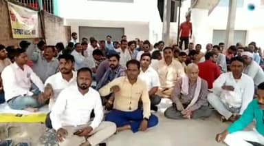 भदोही: ऊर्जा मंत्री के आश्वासन के बाद भदोही में 64 घंटे के बाद विद्युत कर्मचारी संयुक्त संघर्ष समिति का धरना समाप्त