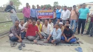 महुआ: कुशहर बयां नदी पुल की मरम्मत की मांग को लेकर स्थानीय लोगों का धरना दूसरे दिन भी रहा जारी