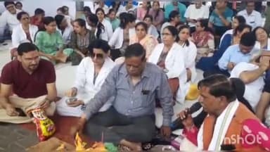 लाडपुरा: राइट टू हेल्थ बिल के विरोध में विज्ञान नगर पुलिया के नीचे डॉक्टरों का आंदोलन जारी किया सद्बुद्धि यज्ञ,मरीज हो रहे परेशान