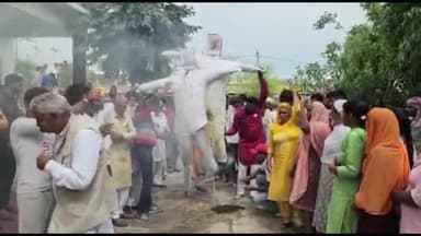 हनुमानगढ़: जंक्शन की धान मंडी में अखिल भारतीय किसान सभा के नेतृत्व में किसानों ने फूंका मुख्यमंत्री और प्रधानमंत्री का पुतला
