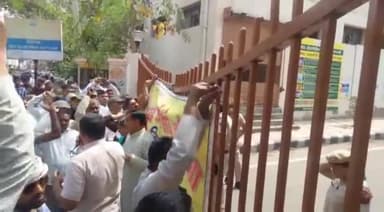 रोहतक: सर्व कर्मचारी संघ हरियाणा की जिला इकाई ने अपनी मांगों के समर्थन में लघु सचिवालय के सामने किया प्रदर्शन