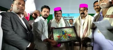 कल दिनाक 19/03/2023 को बहादुरपुर विधानसभा के अंतर्गत बिउनी अंदामा पंचायत के बिरनिया गांव में योजना के उद्घाटन आए माननीय मंत्री श्री संजय झा जी एवम माननीय मंत्री श्री मदन सहनी जी को  पाग चादर और मिथिला पेंटिंग से सम्मानित किए