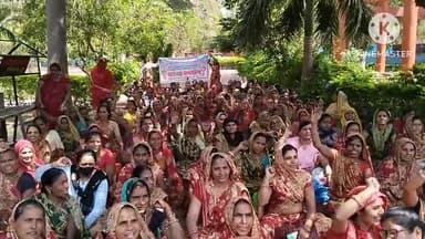 आगर: शहर के गांधी उपवन में 6 सूत्री मांगों को लेकर संयुक्त महिला मोर्चा की अनिश्चितकालीन हड़ताल दूसरे दिन भी रही जारी