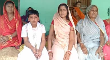 केवटी रनवे: दुधिया हनुमाननगर गांव में केवटी विधायक व अलीनगर विधायक ने मृत जयमोल यादव के परिजनों से मिलकर प्रकट की संवेदना